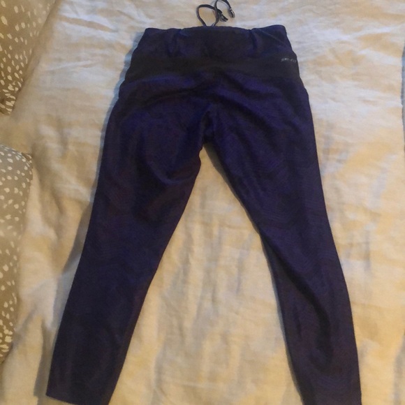 Nike DryFit Capri Leggings - Picture 3 of 3